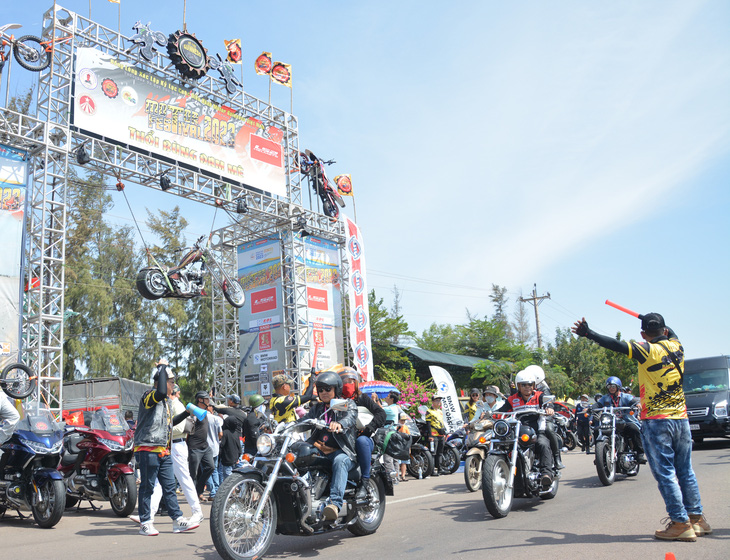 Hàng ngàn mô tô quy tụ về Bàu Trắng tham gia lễ hội, xác lập kỷ lục Guinness - Ảnh 1.