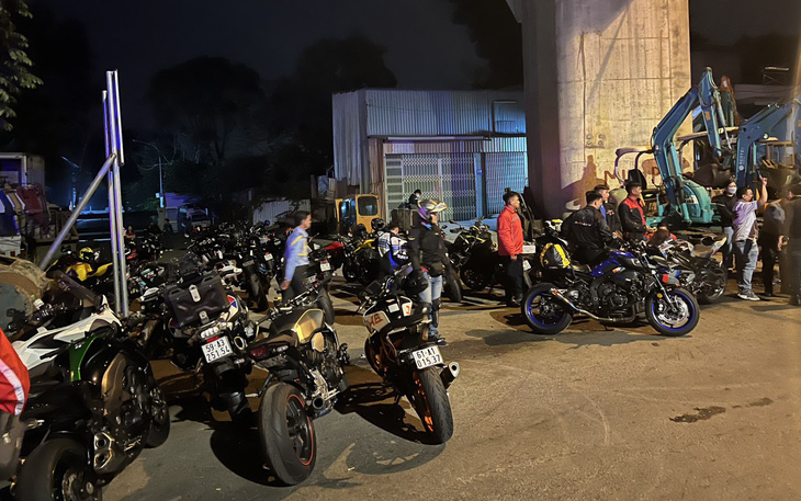 Cả trăm xe "đại hội mô tô khủng" lao vào đường cấm bị chặn bắt
