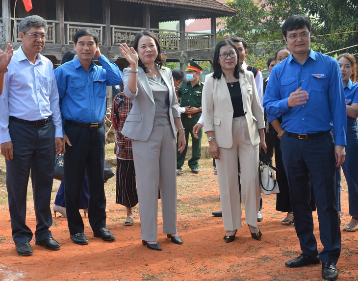 Quyền Chủ tịch nước Võ Thị Ánh Xuân (thứ ba, từ trái qua) cùng dự ngày hội thanh niên dân tộc thiểu số tại xã vùng cao Đông Tiến, huyện Hàm Thuận Bắc (Bình Thuận) - Ảnh: ĐỨC TRONG