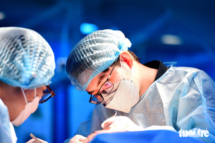 Hai bác sĩ trẻ Lâm Kiếm Hồng và Nguyễn Hoàng Sơn (từ trái sang) phẫu thuật thực hành trên thi thể của một ân nhân hiến xác