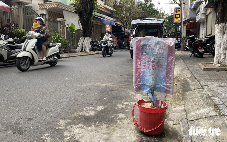Muôn kiểu &quot;xí phần&quot; lòng đường để cản trở đậu ô tô ở Đà Nẵng