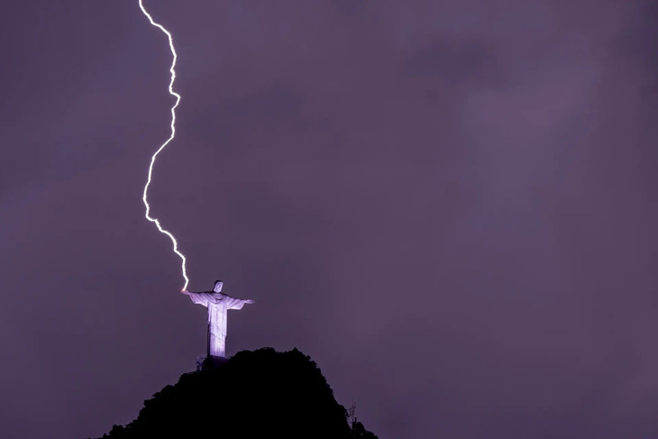 Ở góc ảnh này, tia chớp trông như phát ra từ bàn tay của bức tượng Chúa Kitô Cứu thế trên núi Corcovado tại thành phố Rio de Janeiro của Brazil - Ảnh: AFP