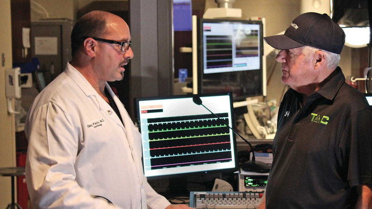 Bác sĩ tim mạch Gary Fazio (trái) và ông Ed Burkett - Ảnh: Denton County Magazine