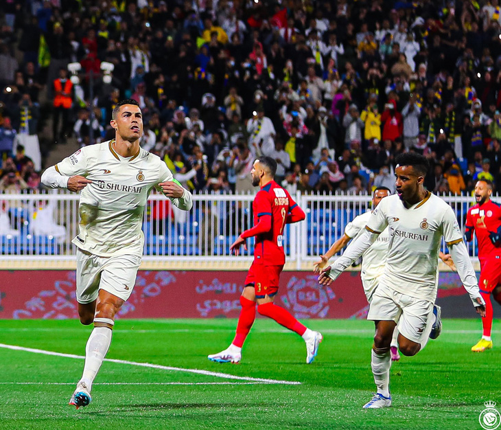 Ronaldo lập hat-trick giúp Al-Nassr lên đỉnh bảng - Ảnh 1.