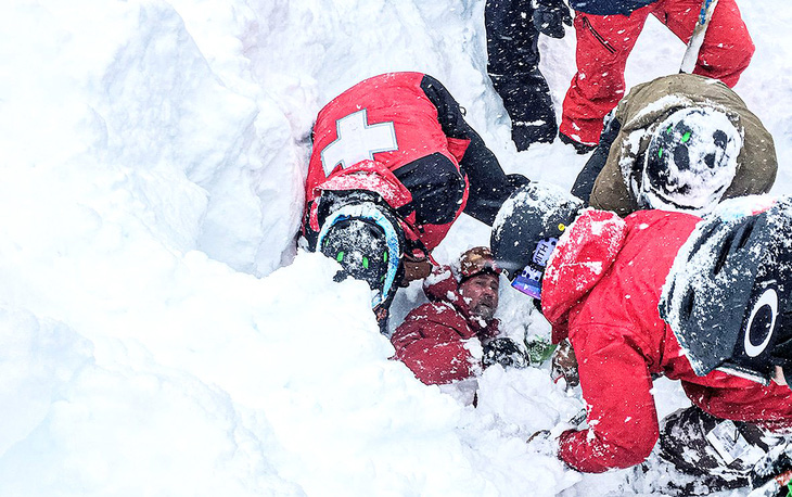 Ông Scott được cứu sống trong đống tuyết lở vùi lấp - Ảnh: Hurlen-Patano