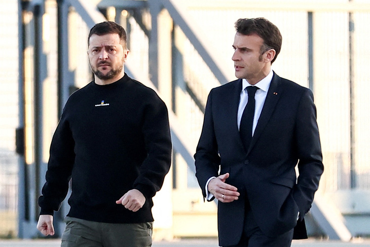 Tổng thống Ukraine Volodymyr Zelensky (trái) và Tổng thống Pháp Emmanuel Macron lên đường tới Brussels (Bỉ) ngày 9-2 - Ảnh: REUTERS