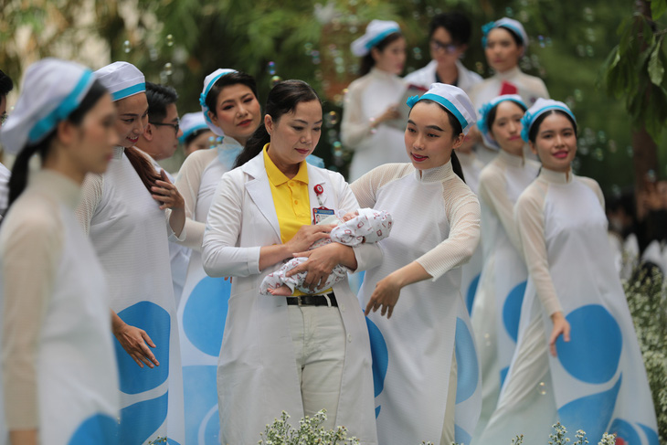 Hơn 100 y bác sĩ Bệnh viện Hùng Vương trở thành… người mẫu, ca sĩ - Ảnh 3.