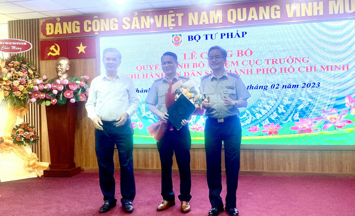 Ông Nguyễn Văn Hòa, Cục trưởng Cục Thi hành án dân sự TP.HCM (giữa) nhận quyết định bổ nhiệm - Ảnh: HOÀNG ĐIỆP
