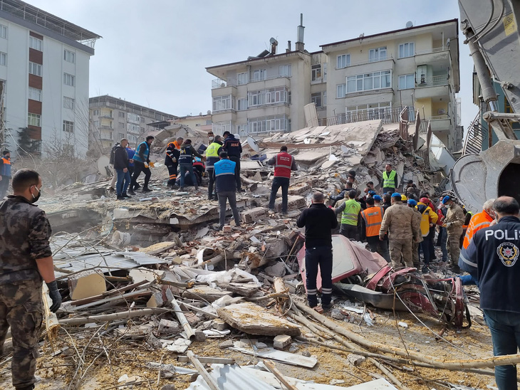 Lại động đất làm hàng chục người bị thương, nhiều tòa nhà sập ở Thổ Nhĩ Kỳ - Ảnh 1.