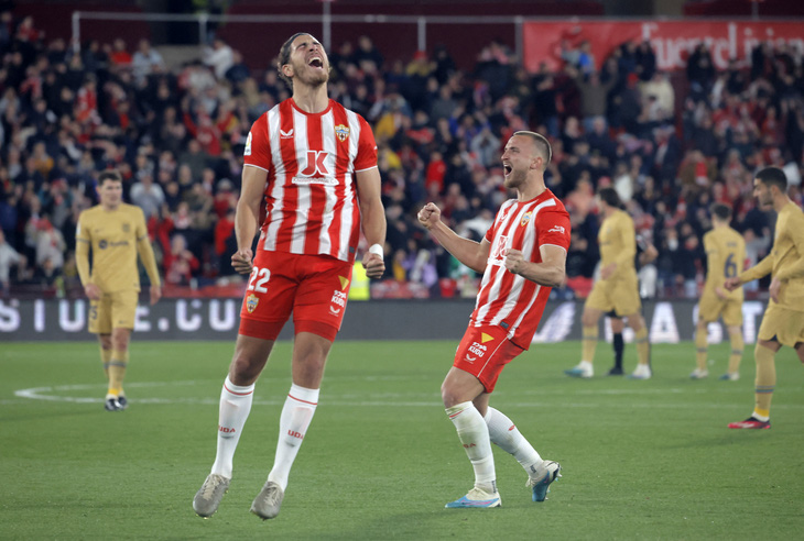 Thua sốc Almeria, Barca lỡ cơ hội đào sâu cách biệt với kình địch - Ảnh 1.