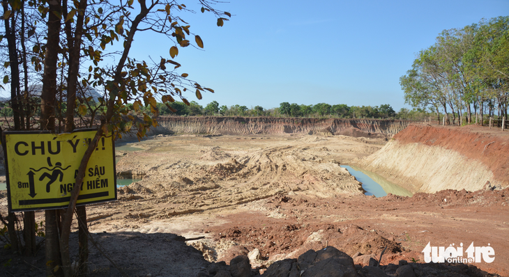 Nhà thầu cao tốc Phan Thiết - Vĩnh Hảo phải đóng cửa mỏ đất đắp - Ảnh 1.