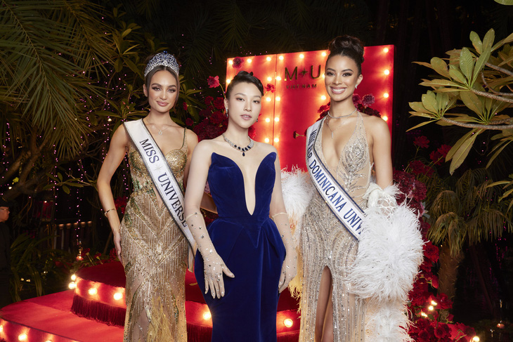 Á hậu Hoàng Oanh đọ dáng cùng đương kim Miss Universe - Ảnh 1.