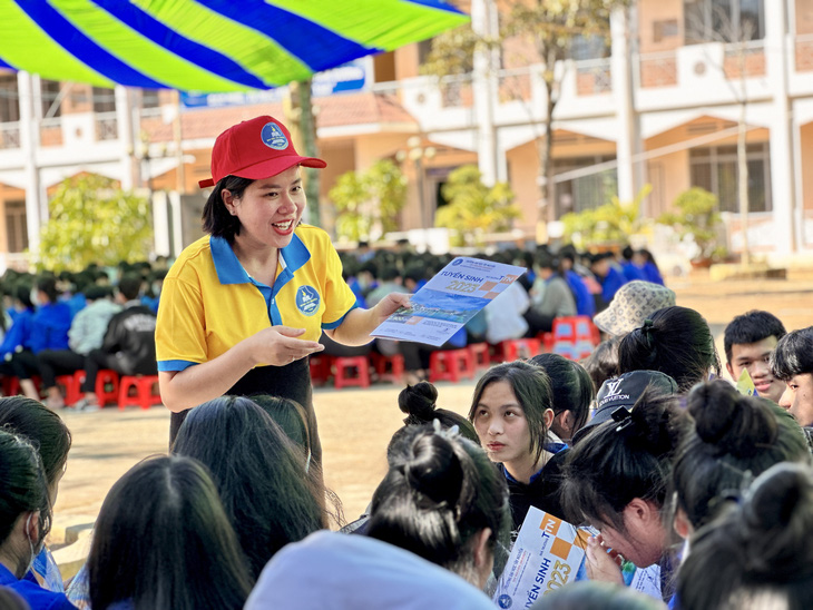 Cán bộ tuyển sinh Trường đại học Tây Nguyên giới thiệu các ngành học cho học sinh trong Chương trình Tư vấn tuyển sinh - hướng nghiệp của Báo Tuổi Trẻ tháng 2-2023 tại thị xã Buôn Hồ (Đắk Lắk) - Ảnh: TRUNG TÂN