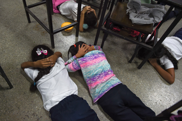 Lớp dạy trẻ kỹ năng sinh tồn khi có xả súng ở Venezuela - Ảnh 1.