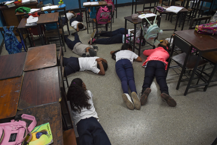 Lớp dạy trẻ kỹ năng sinh tồn khi có xả súng ở Venezuela - Ảnh 2.