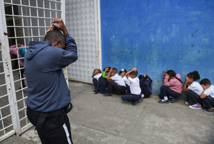 Lớp dạy trẻ kỹ năng sinh tồn khi có xả súng ở Venezuela - Ảnh 3.