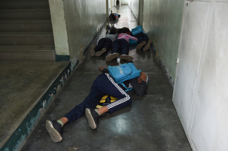 Lớp dạy trẻ kỹ năng sinh tồn khi có xả súng ở Venezuela - Ảnh 4.
