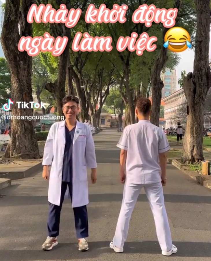 Nhiều bình luận cho rằng các bác sĩ bớt đi áp lực nhờ chơi TikTok