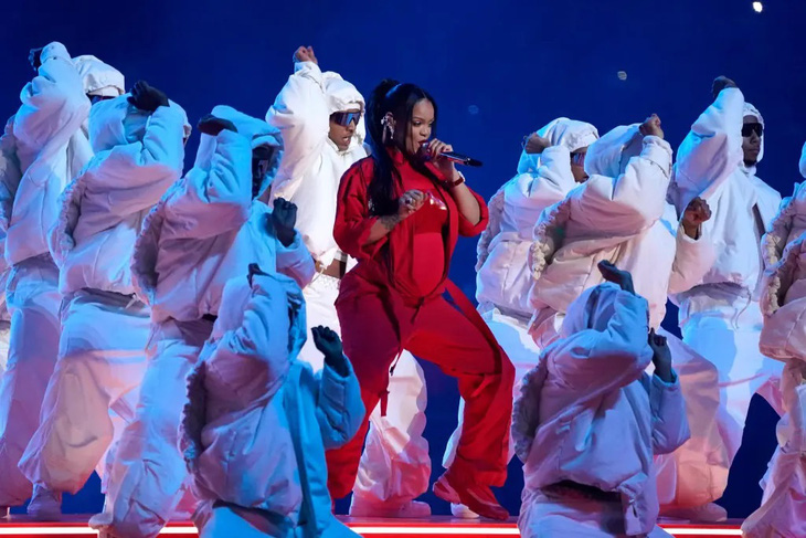 Concert khoe bụng bầu của Rihanna bị khiếu nại vì gợi dục - Ảnh 2.