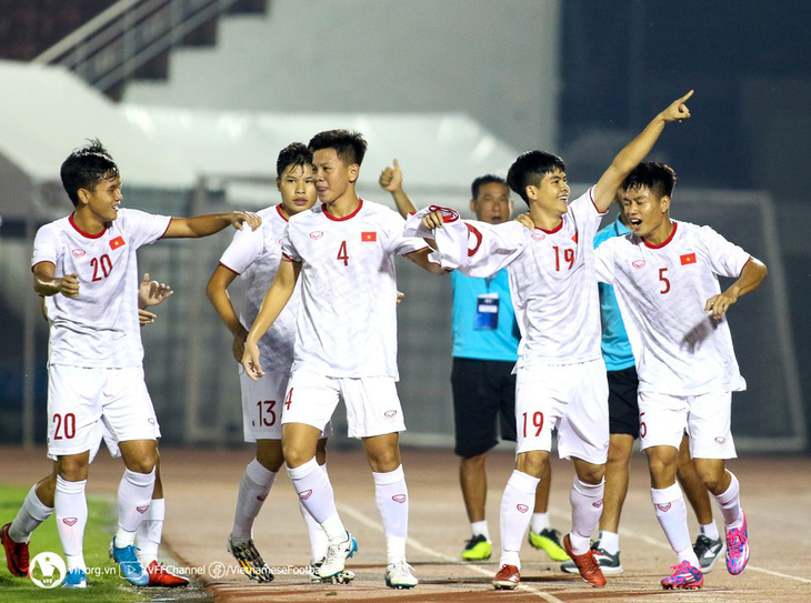 HLV Philippe Troussier công bố danh sách tập trung 41 cầu thủ đội U23 Việt Nam - Ảnh 1.
