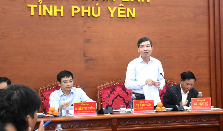Chủ tịch UBND tỉnh Phú Yên Tạ Anh Tuấn phát biểu tại buổi làm việc - Ảnh: DUY THANH