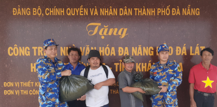 Cán bộ chiến sĩ đảo Đá Lát hỗ trợ lương thực cho ngư dân đảo Phú Quý - Ảnh: VÙNG 4 HẢI QUÂN