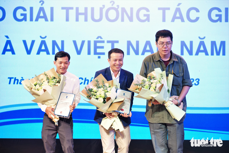 Nguyễn Thị Kim Hòa và Nguyễn Bích Lan nhận giải Nhà văn nữ ấn tượng - Ảnh 1.
