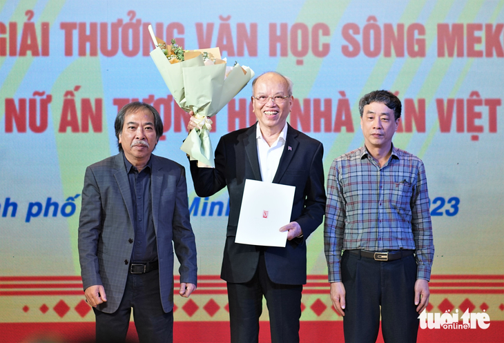 Nguyễn Thị Kim Hòa và Nguyễn Bích Lan nhận giải Nhà văn nữ ấn tượng - Ảnh 2.