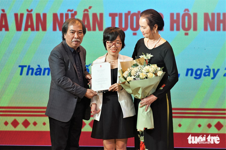 Nguyễn Thị Kim Hòa và Nguyễn Bích Lan nhận giải Nhà văn nữ ấn tượng - Ảnh 3.