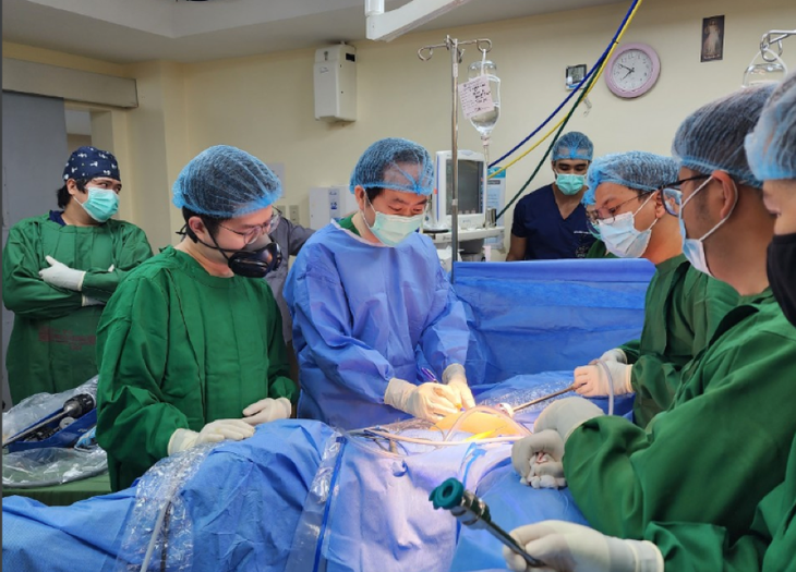 Bác sĩ Việt chuyển giao phẫu thuật robot điều trị ung thư trực tràng tại nước ngoài - Ảnh 1.
