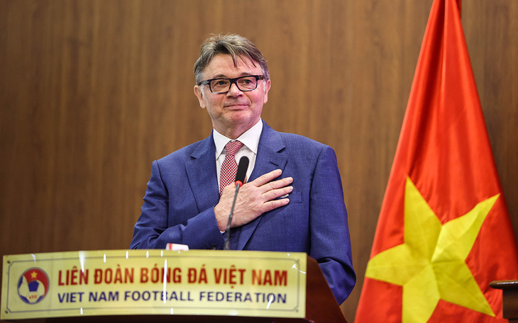 HLV Philippe Troussier: 'Tôi đến Việt Nam vì những thử thách'