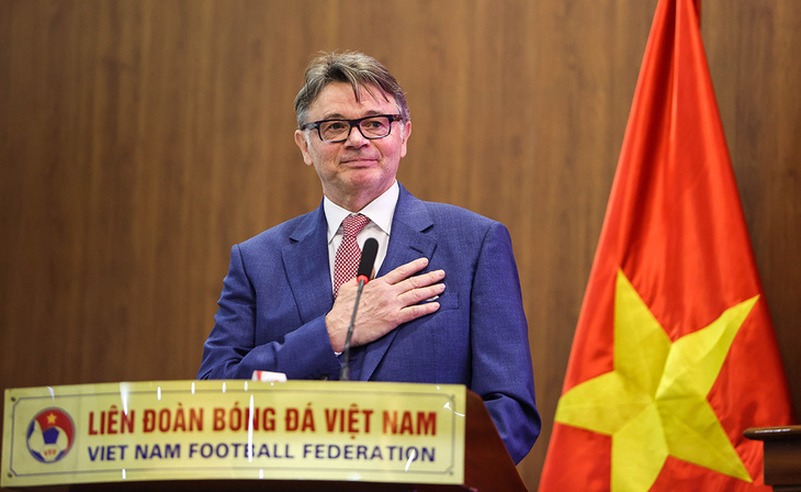 Cảm xúc của tân HLV trưởng tuyển Việt Nam Philippe Troussier sau khi ký hợp đồng với VFF - Ảnh: N.KHÁNH