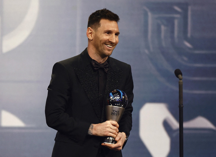 Messi với danh hiệu FIFA The Best 2022 - Ảnh: REUTERS