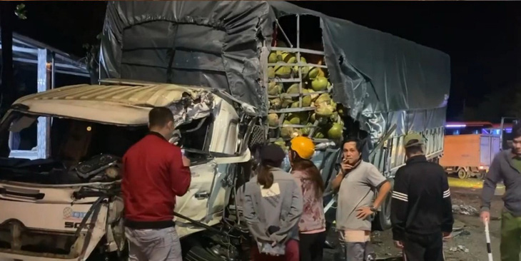 Xe khách va chạm xe tải trên quốc lộ , 1 người chết, 5 người bị thương - Ảnh 2.
