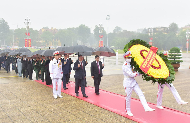 Lãnh đạo Đảng, Nhà nước vào lăng viếng Chủ tịch Hồ Chí Minh nhân ngày thành lập Đảng - Ảnh 2.