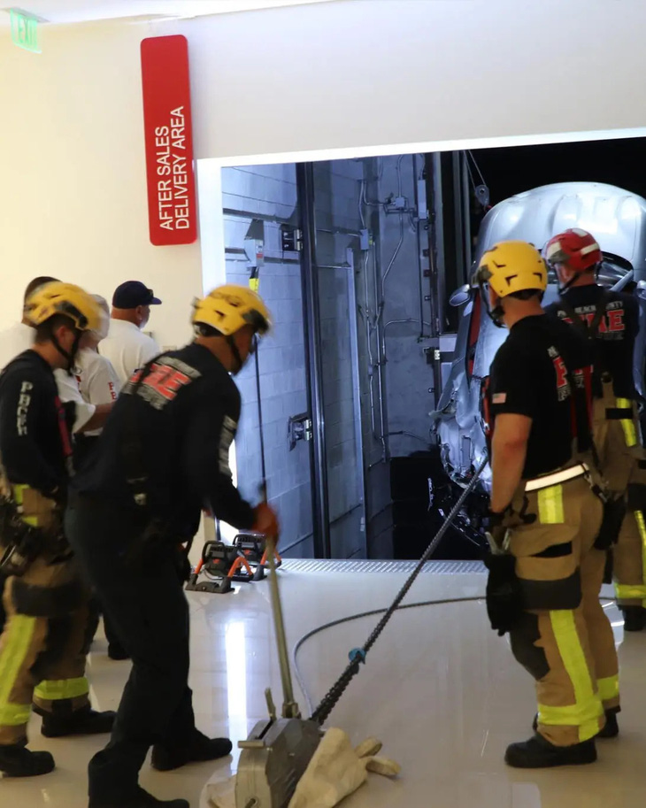 The billion-dollar Ferrari suddenly fell from the elevator, severely damaged - Photo 2.