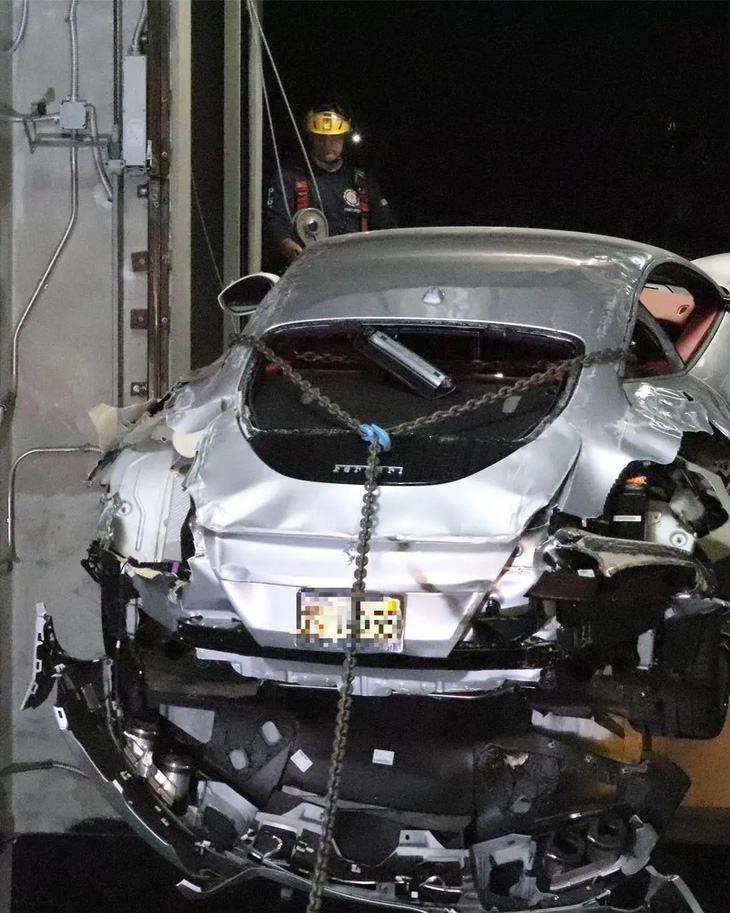 The billion-dollar Ferrari suddenly fell from the elevator, severely damaged - Photo 3.