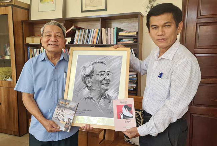 Chân dung nhà thơ, nhà văn Việt Nam qua tranh họa sĩ Lê Sa Long - Ảnh 1.