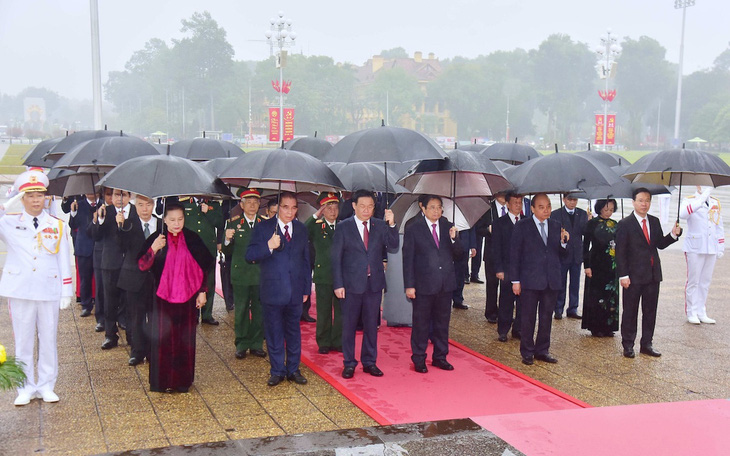 Lãnh đạo Đảng, Nhà nước vào lăng viếng Chủ tịch Hồ Chí Minh nhân ngày thành lập Đảng