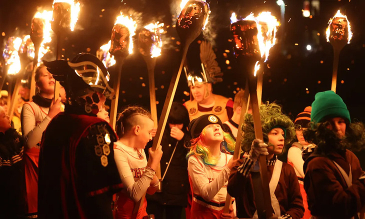 Thay đổi lịch sử trong “lễ hội lửa” lớn nhất châu Âu - Ảnh 1.