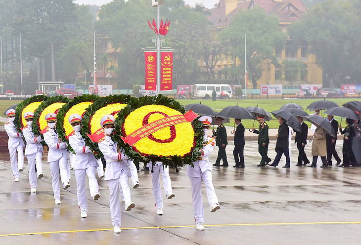 Lãnh đạo Đảng, Nhà nước vào lăng viếng Chủ tịch Hồ Chí Minh nhân ngày thành lập Đảng - Ảnh 1.