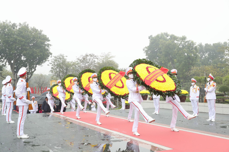 Lãnh đạo Đảng, Nhà nước vào lăng viếng Chủ tịch Hồ Chí Minh nhân ngày thành lập Đảng - Ảnh 4.