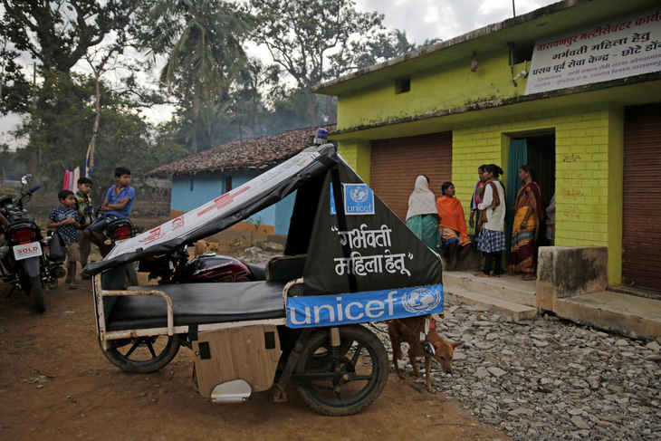 Tại Ấn Độ, xe mô tô cứu thương được vận hành bởi chính quyền các địa phương và tổ chức phi chính phủ Saathi, với sự hỗ trợ của UNICEF - Ảnh: UNICEF