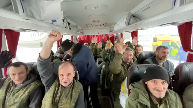Nga và Ukraine trao đổi gần 200 tù binh cùng hai thi thể tình nguyện viên người Anh - Ảnh 1.