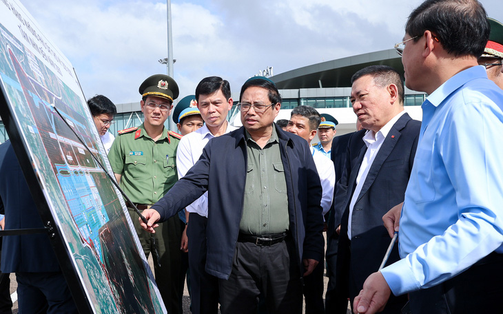Thủ tướng khảo sát dự án nâng cấp, mở rộng cảng hàng không Phù Cát - Ảnh 1.