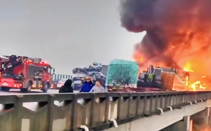 Tai nạn trên cao tốc ở Trung Quốc, 16 người chết, 66 người bị thương