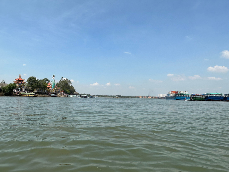 Lật đò, 12 người rơi xuống sông Đồng Nai - Ảnh 2.