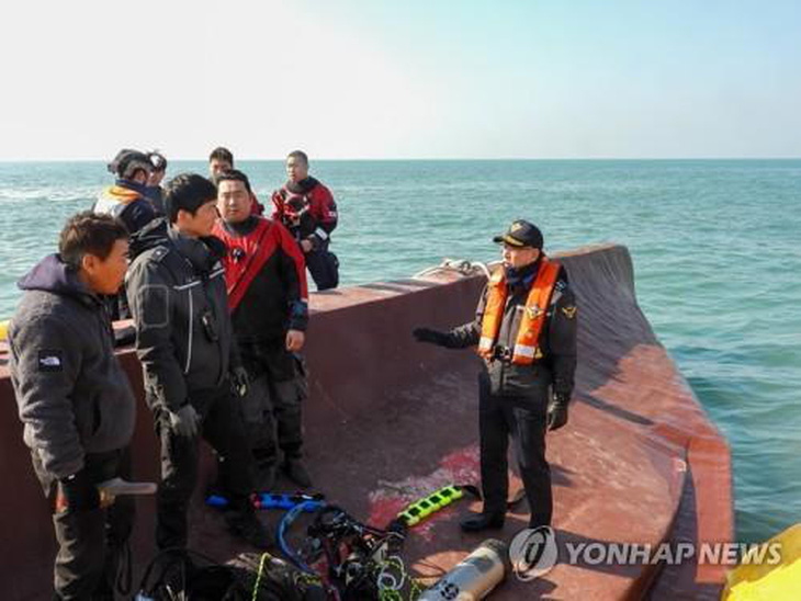 Lật tàu cá ở Hàn Quốc, 9 người mất tích - Ảnh 1.
