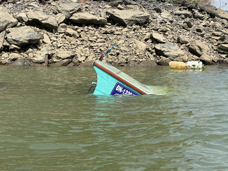 Lật đò, 12 người rơi xuống sông Đồng Nai - Ảnh 1.