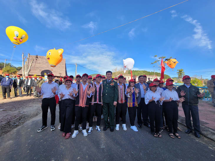 Học sinh hào hứng bay khinh khí cầu cùng Anh hùng Phạm Tuân - Ảnh 2.